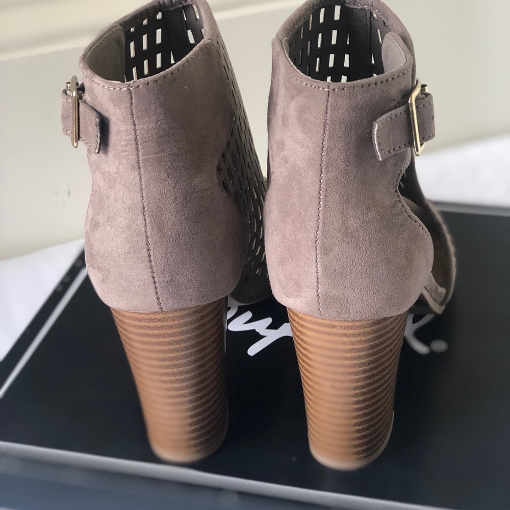 Shoes  Brand NEW IN BOX 3.5 “ heel - Picture 5 of 7